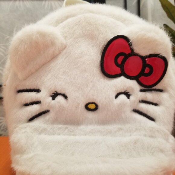 So Fluffy!! Hello Kitty Fluffy White Backpack School Bag - NWT - Picture 3 of 8